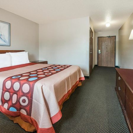 Super 8 By Wyndham Bridgeton/Arpt/St Louis Area Hotel Exterior foto