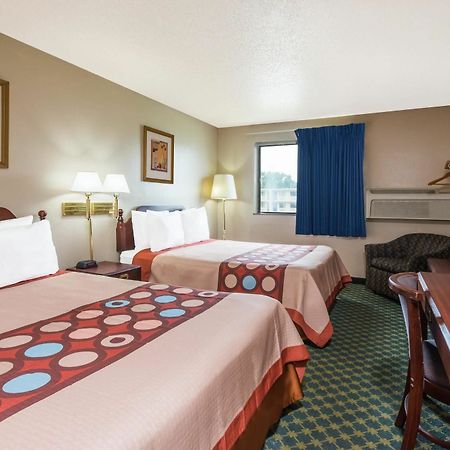 Super 8 By Wyndham Bridgeton/Arpt/St Louis Area Hotel Exterior foto