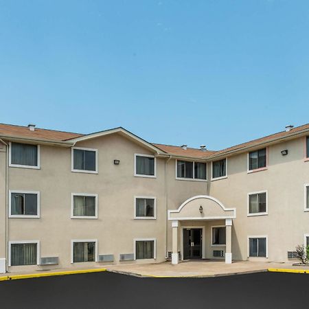 Super 8 By Wyndham Bridgeton/Arpt/St Louis Area Hotel Exterior foto